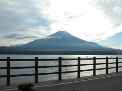 山中湖から富士山を見る